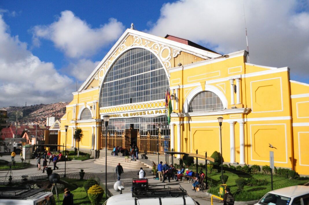 Fachada de la Terminal de Buses de La Paz, Bolivia