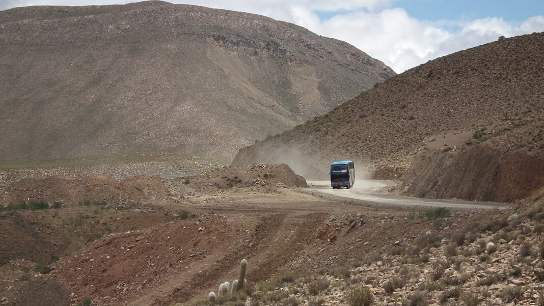 Bus de larga distancia en una carretera de tierra del altiplano de Bolivia