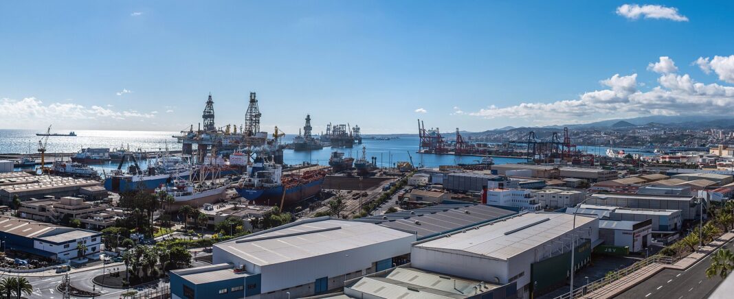 Vista panorámica del puerto de Las Palmas de Gran Canaria con grúas de contenedores y buques atracados
