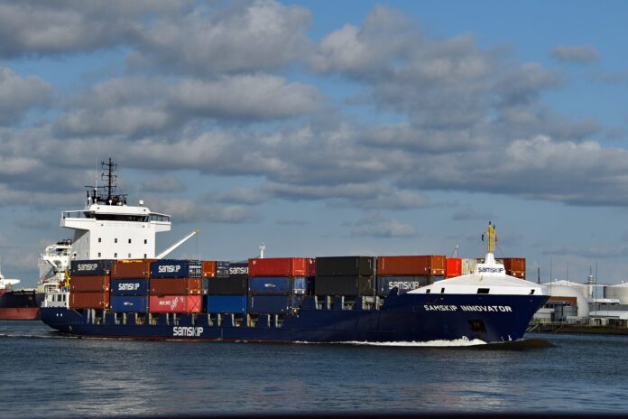 Boluda acuerda comprar Samskip y suma 32 buques en 18 rutas Portacontenedores Samskip Innovator saliendo del puerto de Róterdam