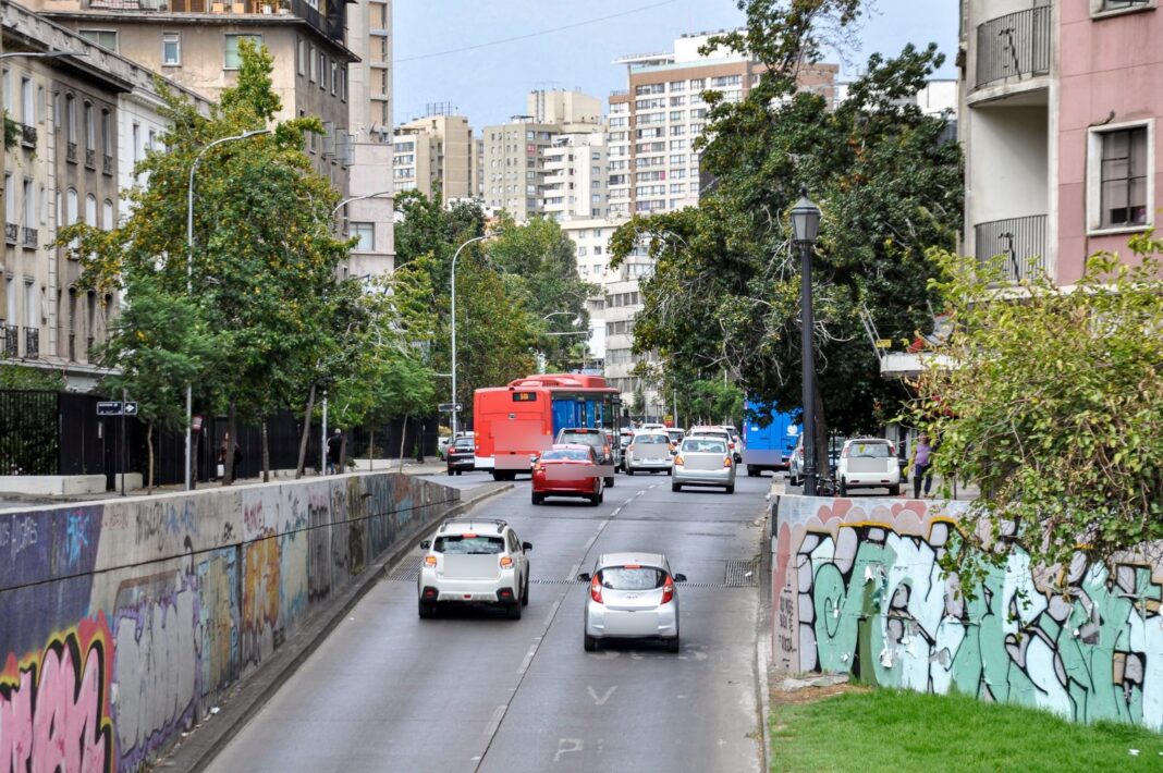 Bus del sistema Red circulando por una calle del centro de Santiago de Chile