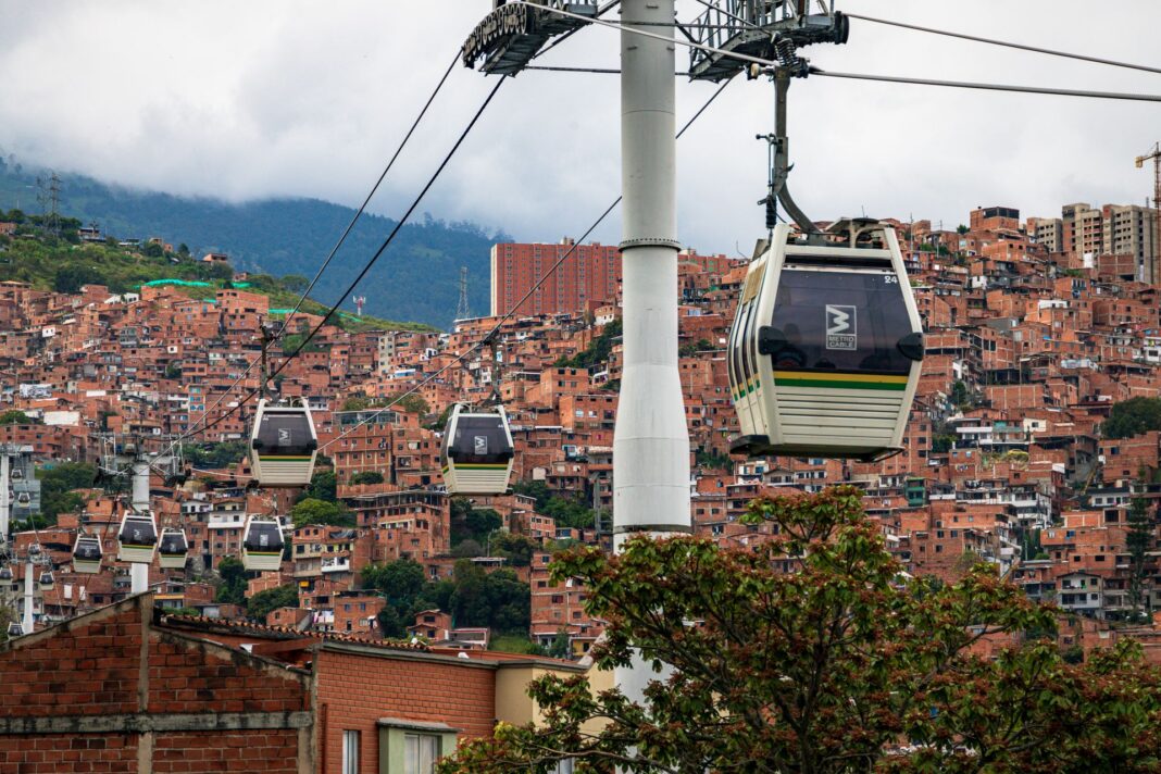 CAF aprueba US$550 millones y el Metro de Medellín recibe US$300 Cabinas del Metrocable de Medellín sobre barrios de ladrillo en una ladera del Valle de Aburrá