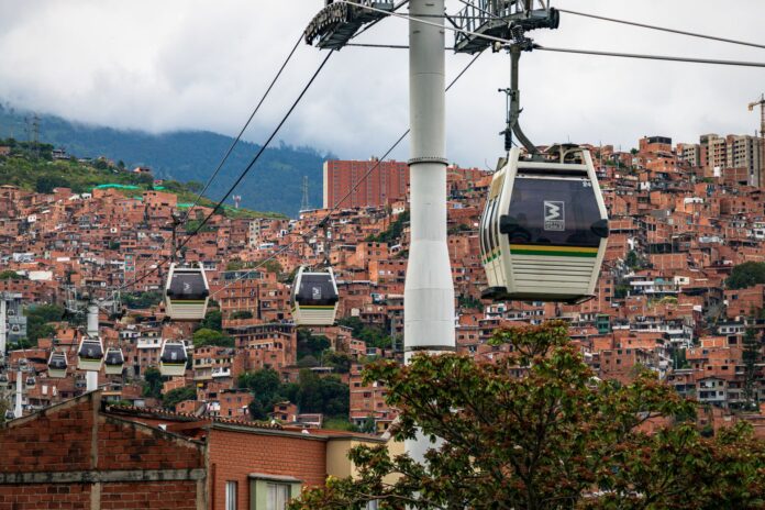 CAF aprueba US$550 millones y el Metro de Medellín recibe US$300 Cabinas del Metrocable de Medellín sobre barrios de ladrillo en una ladera del Valle de Aburrá