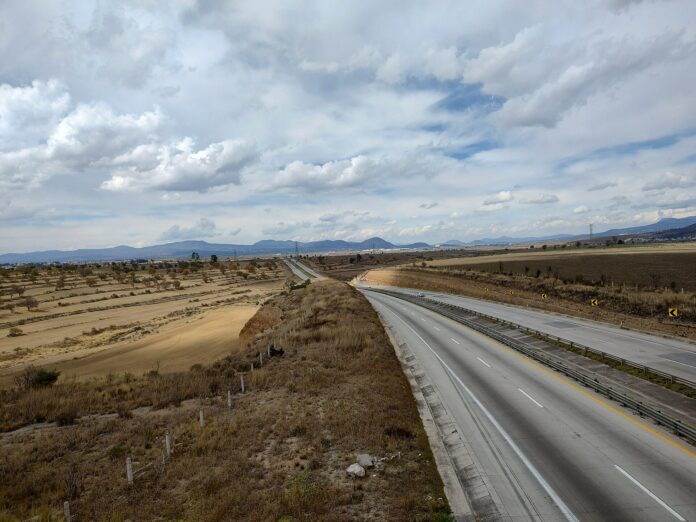 Canacar y tres gremios paran el lunes; Segob ofrece mesas Autopista Arco Norte casi vacía a su paso por Tlaxcala