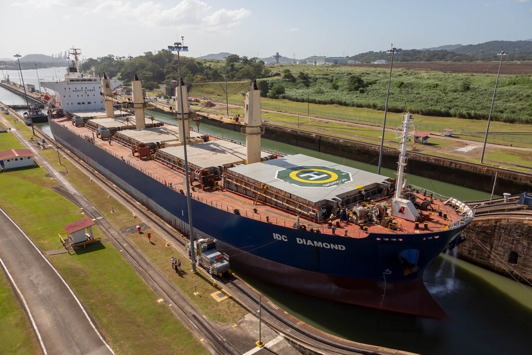 El granelero IDC Diamond cruza las esclusas de Miraflores del Canal de Panamá, remolcado por locomotoras