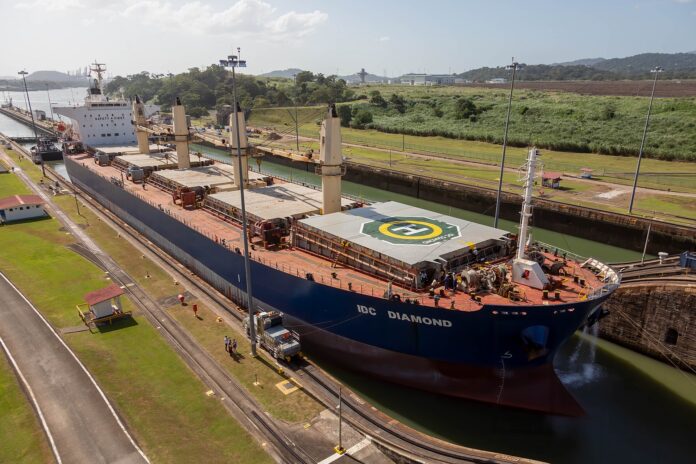 Canal de Panamá: 13.951 tránsitos y 7% más carga en el año fiscal El granelero IDC Diamond cruza las esclusas de Miraflores del Canal de Panamá, remolcado por locomotoras