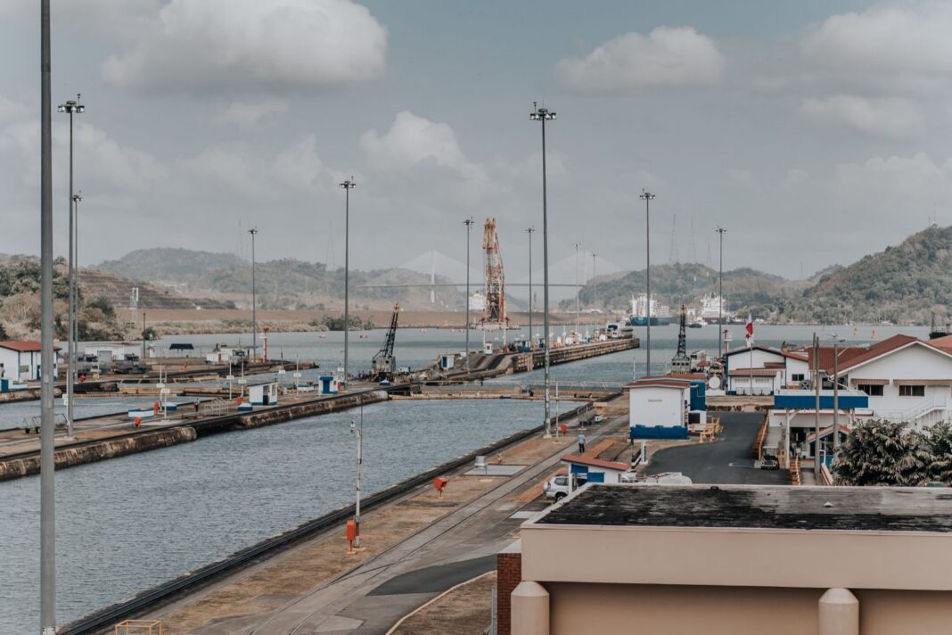 Esclusas de Miraflores del Canal de Panamá con buques al fondo