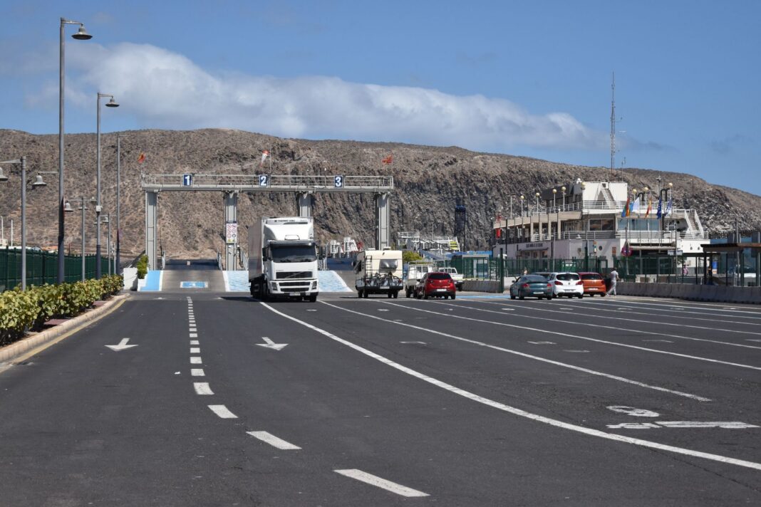 Camión y coches esperan para embarcar en la rampa de ferris de un puerto canario