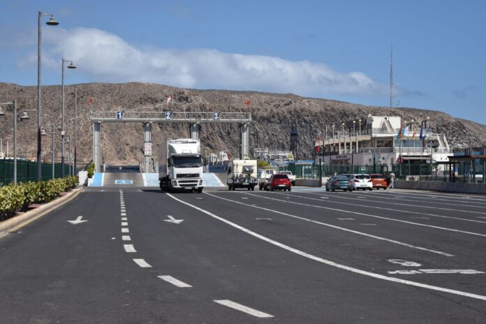 Ninguna naviera opta a la línea Canarias-península de 3 millones Camión y coches esperan para embarcar en la rampa de ferris de un puerto canario