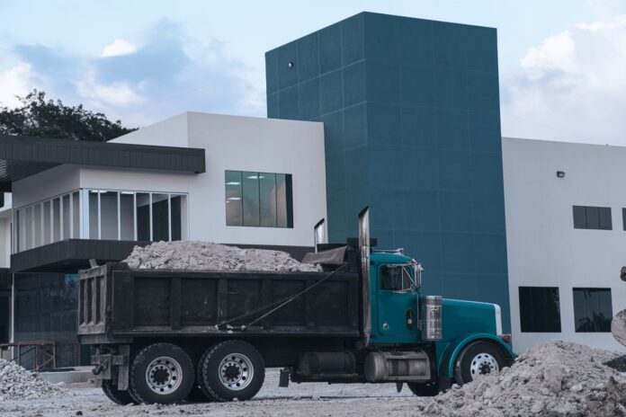 Volqueteros de Cancún piden a Defensa 120 mil pesos por 200 horas Camión de volteo cargado de piedra caliza en una obra en construcción