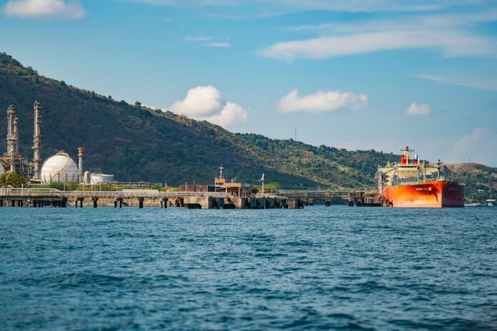 México: cae el Capitán Sol, pieza del huachicol fiscal en aduanas Buque petrolero atracado en un muelle junto a una refinería en la costa