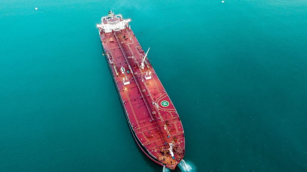 Buque tanque navegando visto desde el aire, imagen ilustrativa del caso de huachicol fiscal en aduanas de México