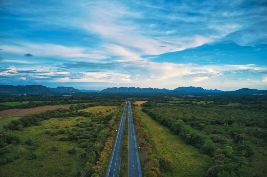 Vista aérea de una carretera de doble calzada entre campos y cerros en el Tolima, Colombia