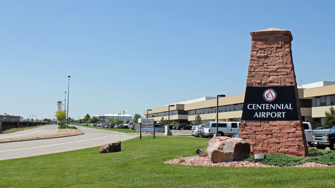Entrada del aeropuerto Centennial, en Colorado, con la torre de control al fondo