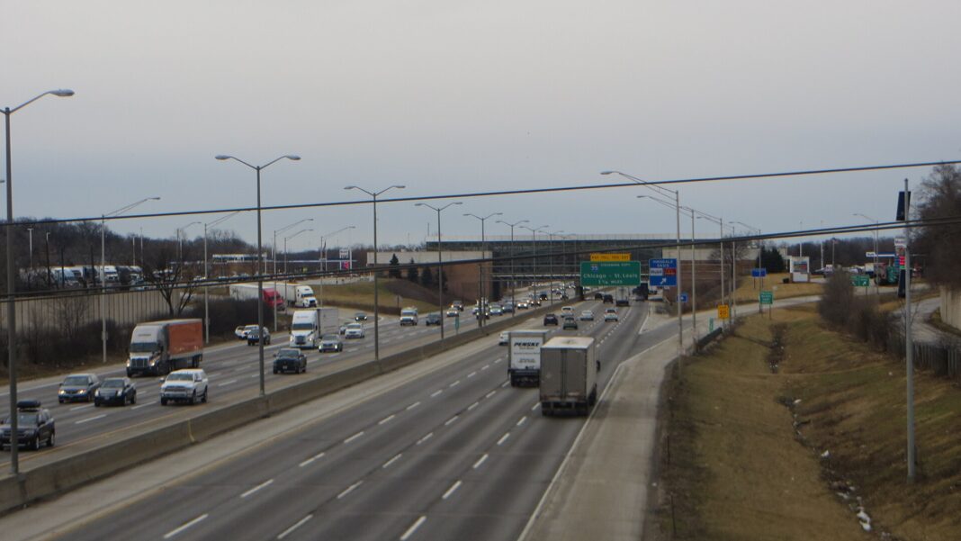 Camiones y autos en la Tri-State Tollway (I-294) a la altura de la calle 55, en los suburbios de Chicago