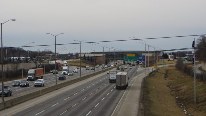 Chicago abre la I-490 en O'Hare: camiones pagan hasta US$3,85 Camiones y autos en la Tri-State Tollway (I-294) a la altura de la calle 55, en los suburbios de Chicago