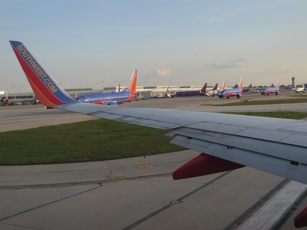 Aviones de Southwest en fila en las calles de rodaje del aeropuerto Midway de Chicago