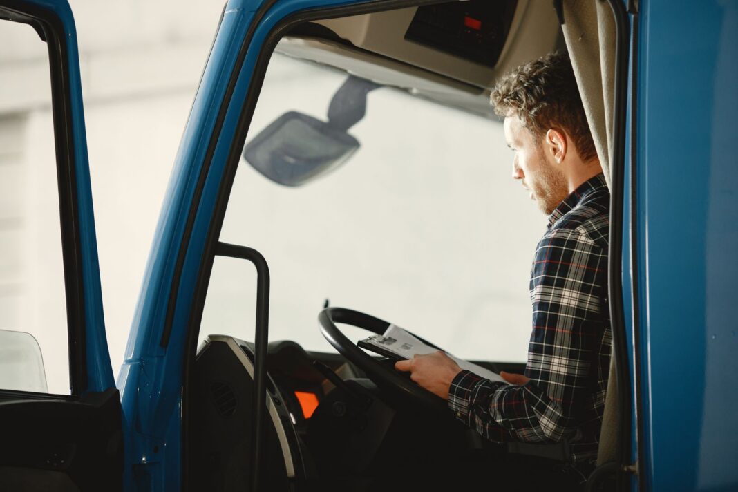 Camioneros de Chile descartan paro: Kast da 15 días por el diésel Camionero revisa documentos en la cabina de su camión