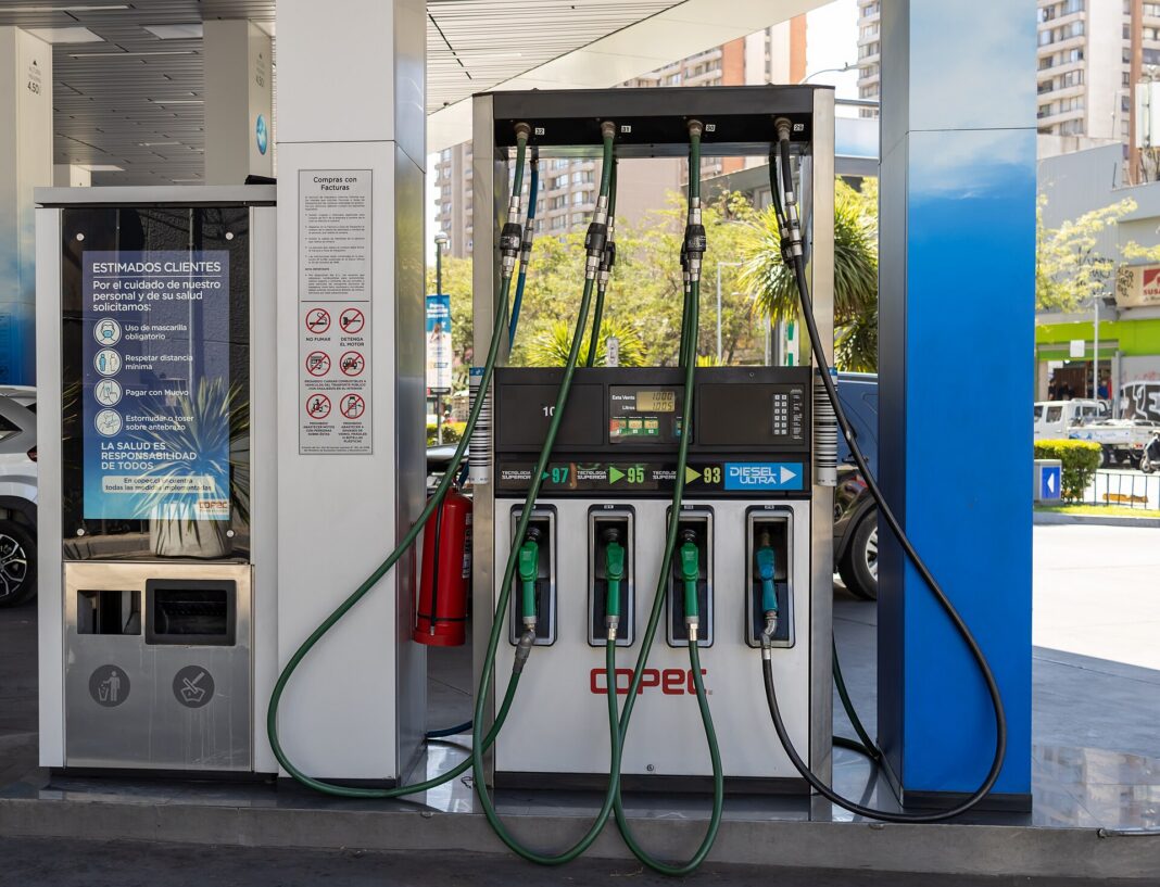 Surtidor de combustible con diésel en una estación de servicio de Santiago de Chile