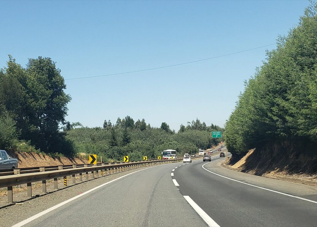 Tramo de la Ruta 5 Sur cerca de Mulchén, Chile, con un bus y un camión entre los autos