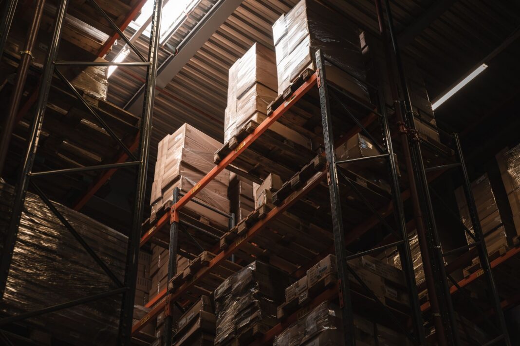 CMA CGM cierra la compra de FedEx Supply Chain por US$1.400 M Estanterías altas con tarimas de cajas embaladas en un almacén de distribución