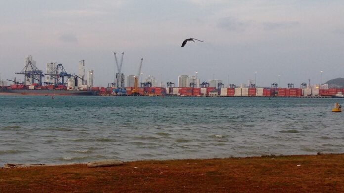 Colombia: el decreto portuario pagará obras a 5 años del cierre Grúas y contenedores de la terminal de Manga, en el puerto de Cartagena, vistos desde la bahía