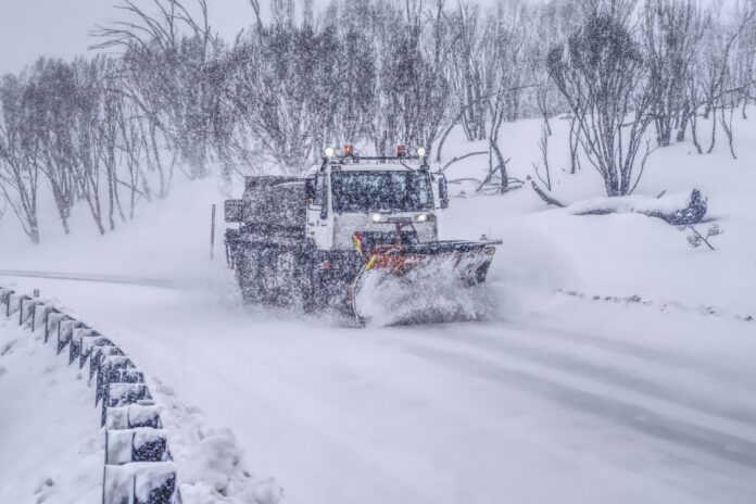 Cristo Redentor sigue cerrado: 1.850 camiones varados por nieve Máquina quitanieves despeja una ruta de montaña durante una nevada