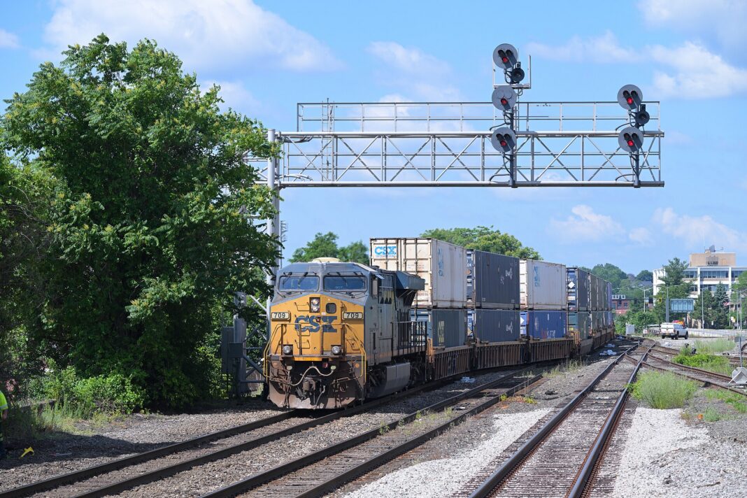 Tren intermodal de CSX con contenedores en doble estiba llega a Worcester, Massachusetts