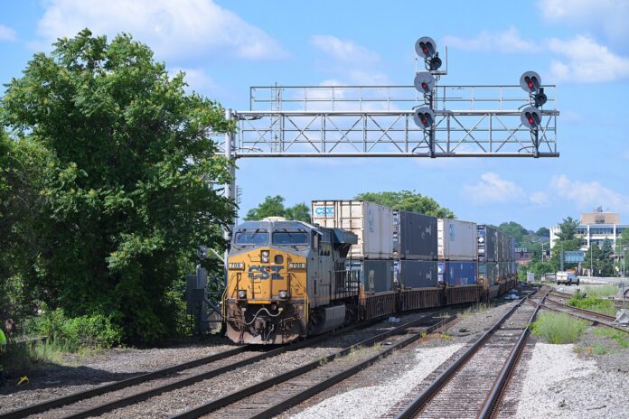 CSX sube 7% en intermodal y el tren le gana carga al camión Tren intermodal de CSX con contenedores en doble estiba llega a Worcester, Massachusetts
