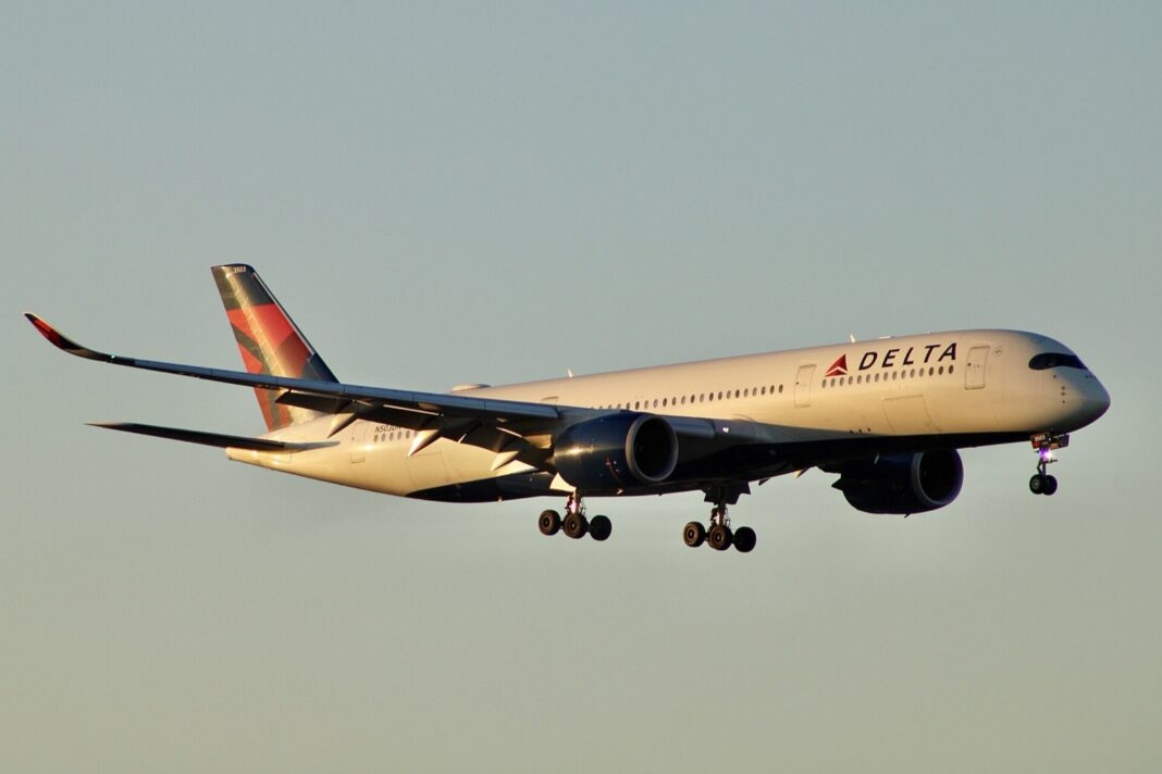 Airbus A350-900 de Delta en aproximación final al aeropuerto de Atlanta al atardecer