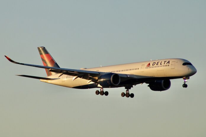 EE. UU.: Delta aplaza a marzo de 2027 su vuelo Atlanta-Riad Airbus A350-900 de Delta en aproximación final al aeropuerto de Atlanta al atardecer