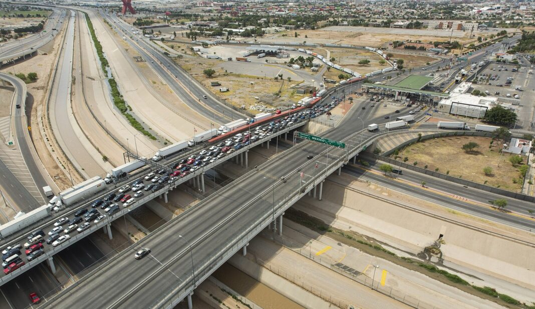 Vista aérea del puente de las Américas entre El Paso y Ciudad Juárez con tráileres y autos en fila hacia Estados Unidos