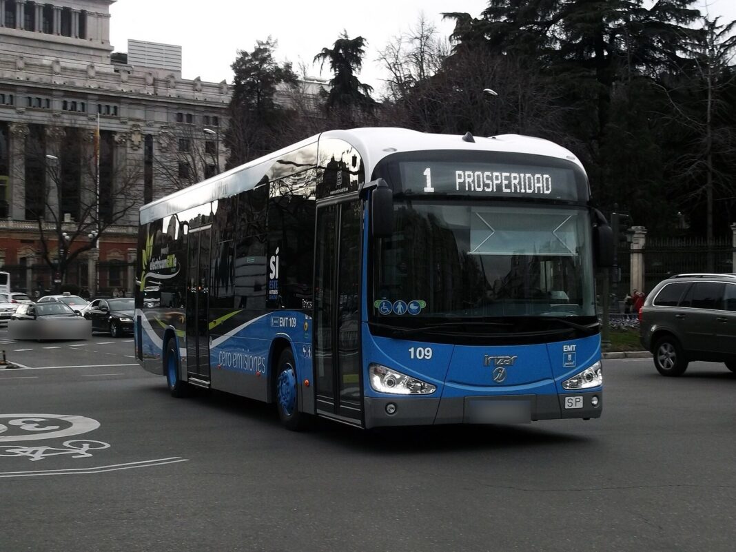 Madrid: OHLA hará la cochera de La Elipa por 112 millones Autobús eléctrico azul de la EMT de Madrid circulando por una plaza del centro de la ciudad