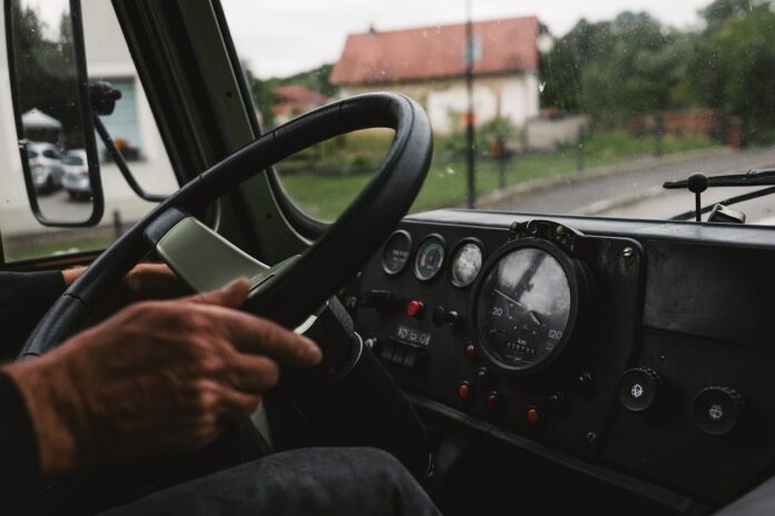 España: jubilación anticipada del camionero, atascada por el 29-N Manos de un conductor veterano en el volante de un camión, con el tacómetro en kilómetros