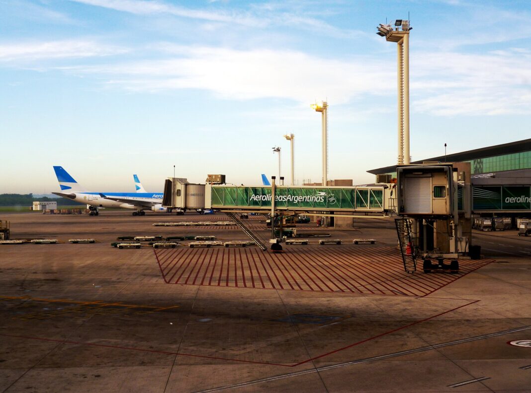 Plataforma del aeropuerto de Ezeiza con aviones de Aerolíneas Argentinas y mangas de embarque