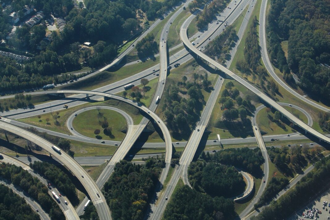 Vista aérea del enlace entre la I-85 y la I-285 en el norte de Atlanta, con rampas elevadas y camiones