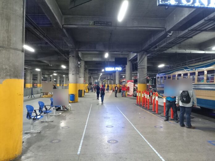 Guatemala: balean un bus Esmeralda y el gremio exige más policía Andén de buses extraurbanos en la terminal Centra Sur, en la Ciudad de Guatemala