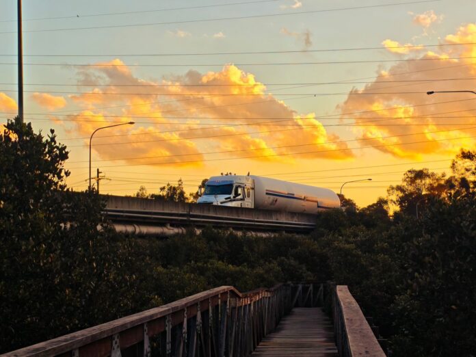 México: Hacienda baja a 60 centavos el apoyo extra al diésel Camión cisterna de combustible circula por un viaducto al atardecer