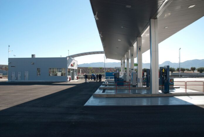 México: Hacienda sube el estímulo al diésel a 8,46 pesos el litro Estación de servicio para camiones con surtidores bajo una marquesina alta y montañas al fondo