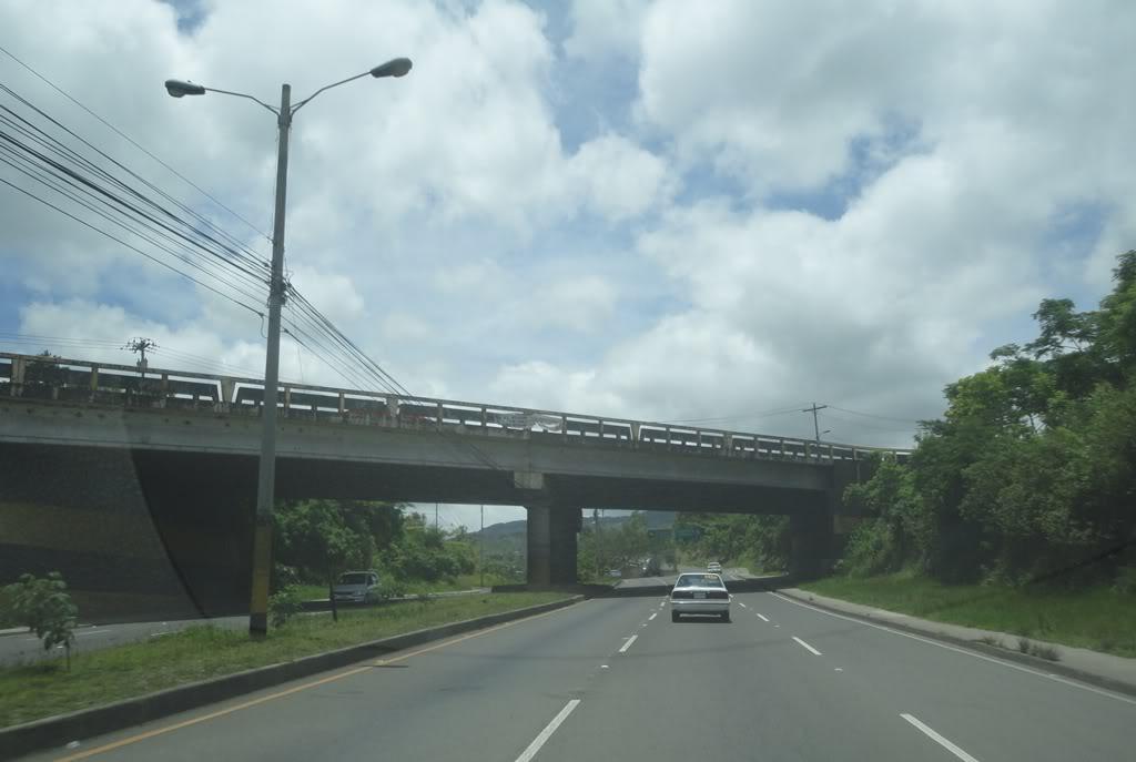 Paso a desnivel del Anillo Periférico de Tegucigalpa con tráfico ligero
