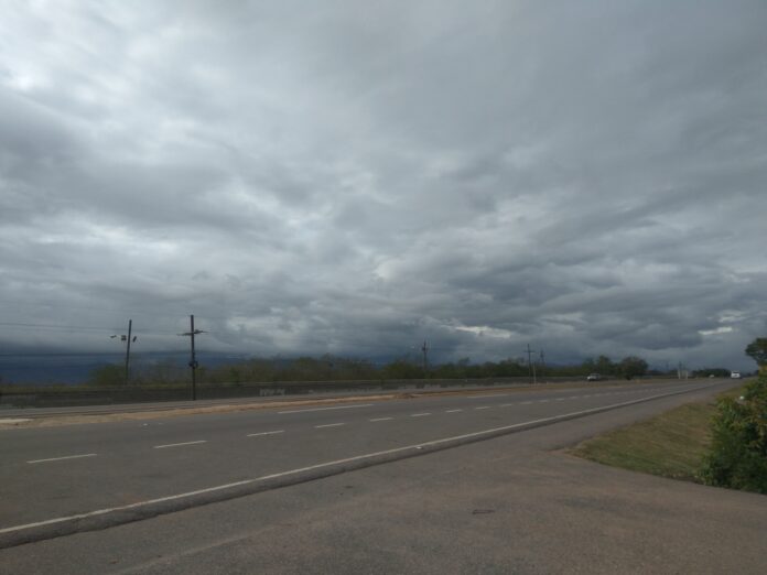 Congreso de Honduras prohíbe túmulos hechizos en la red primaria Carretera de cuatro carriles a la altura de Comayagua, Honduras, bajo un cielo nublado