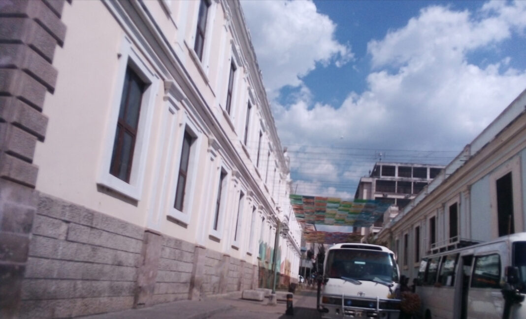 Microbuses estacionados en una calle del centro de Tegucigalpa