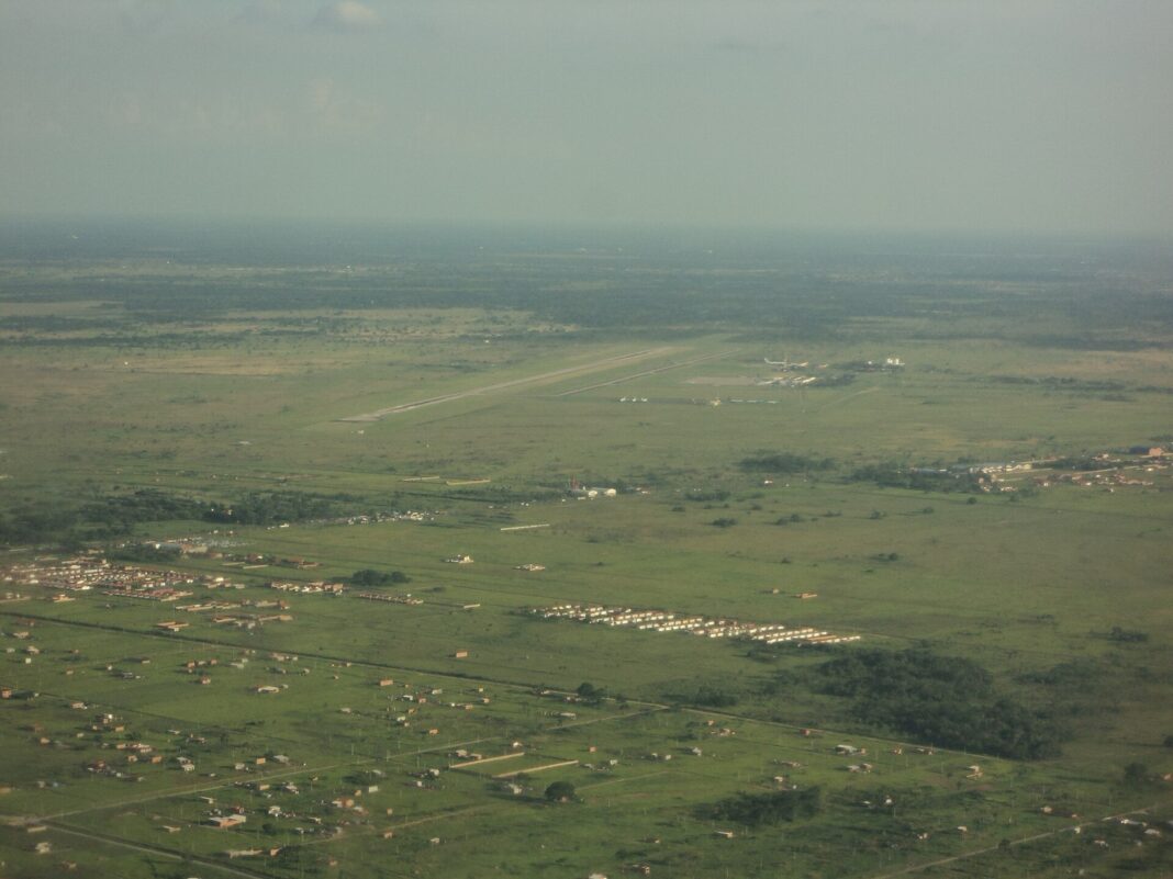 Bolivia relanza el hub de Viru Viru y cuatro países se interesan Vista aérea del aeropuerto Viru Viru y su pista rodeada de campo en Santa Cruz, Bolivia