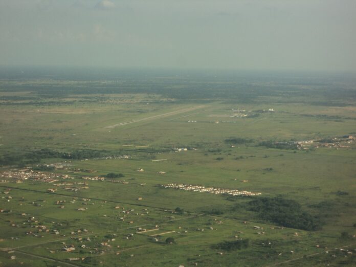 Bolivia relanza el hub de Viru Viru y cuatro países se interesan Vista aérea del aeropuerto Viru Viru y su pista rodeada de campo en Santa Cruz, Bolivia