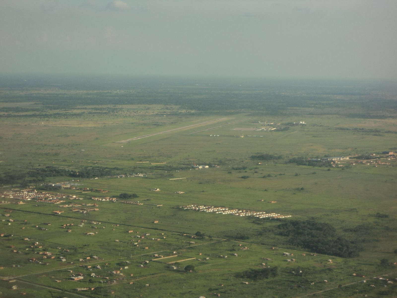 Vista aérea del aeropuerto Viru Viru y su pista rodeada de campo en Santa Cruz, Bolivia