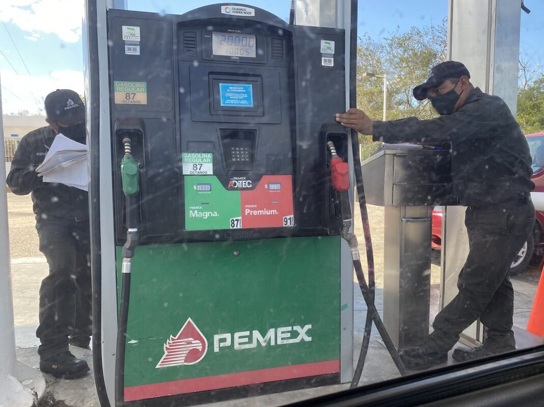 Bomba despachadora de Pemex en una gasolinera de Yucatán, México