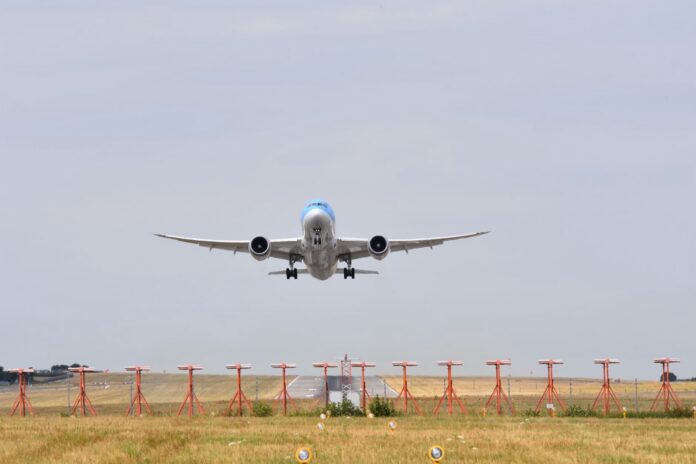 Venezuela: ITA retoma el vuelo Roma-Caracas en marzo de 2027 Avión de pasajeros de fuselaje ancho despega sobre las luces de aproximación de una pista