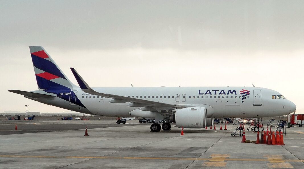 Airbus A320 de LATAM estacionado en la plataforma del aeropuerto Jorge Chávez de Lima, con conos y escaleras alrededor