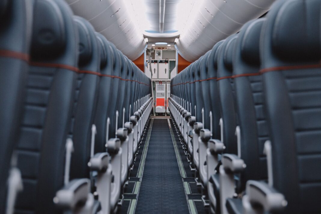 Pasillo de la cabina vacía de un avión de pasajeros