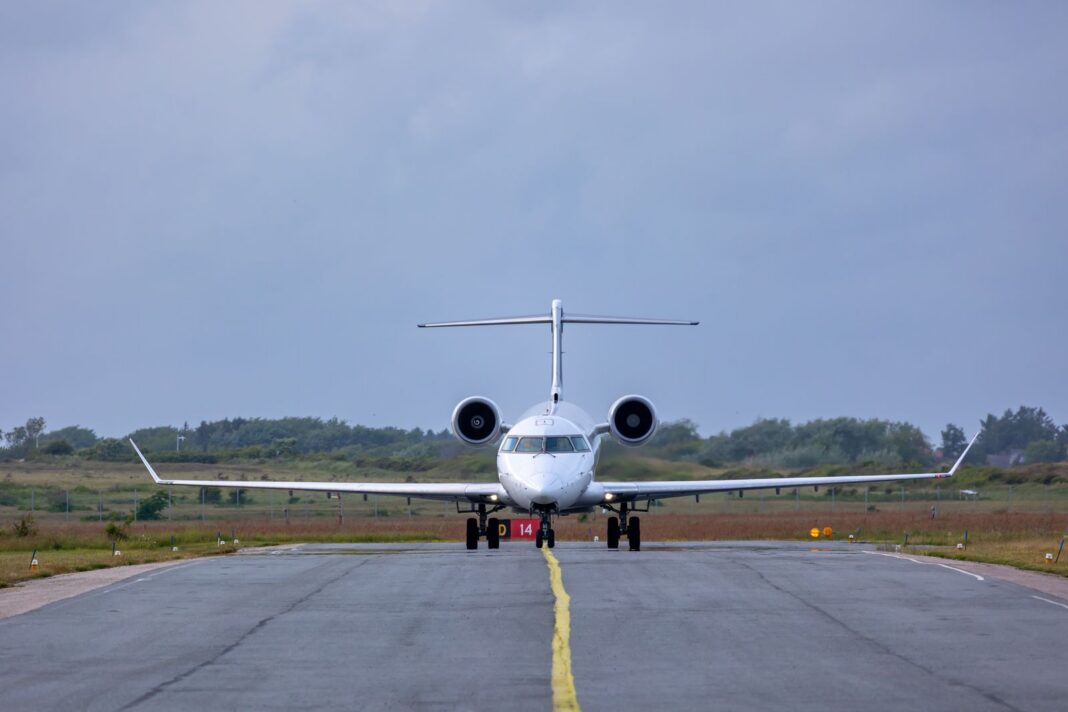 Jet regional Bombardier CRJ de frente sobre una calle de rodaje